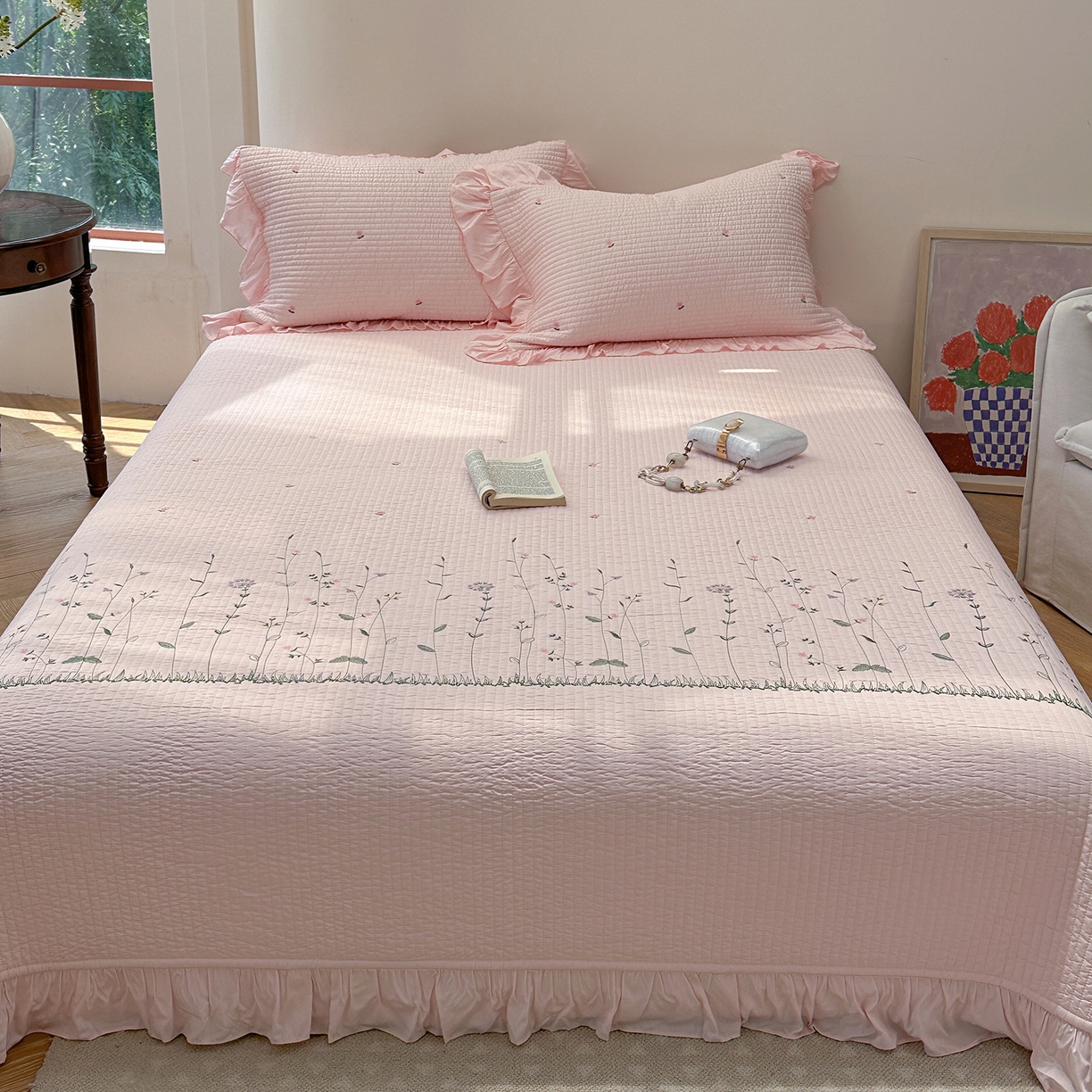 91家纺网 家纺一手货源 找家纺 琳可家居 2025新款100%再生纤维素纤维刺绣款花边床盖-田园花憩 田园花憩-粉