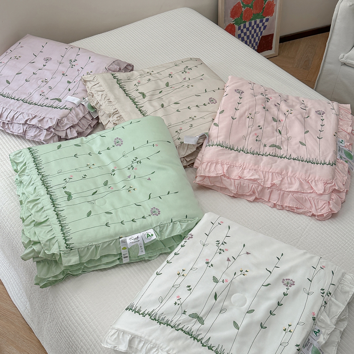 91家纺网 家纺一手货源 找家纺 琳可家居 2025新款100%再生纤维素纤维刺绣款花边床盖-田园花憩 组合图（仅展示）