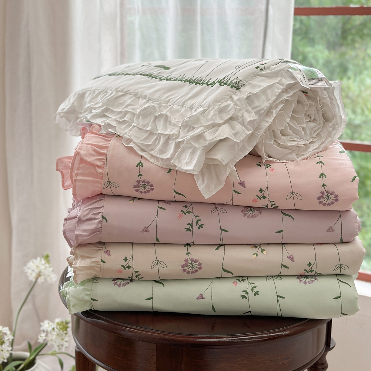 91家纺网 家纺一手货源 找家纺 琳可家居 2025新款100%再生纤维素纤维刺绣款花边床盖-田园花憩 组合图（仅展示）