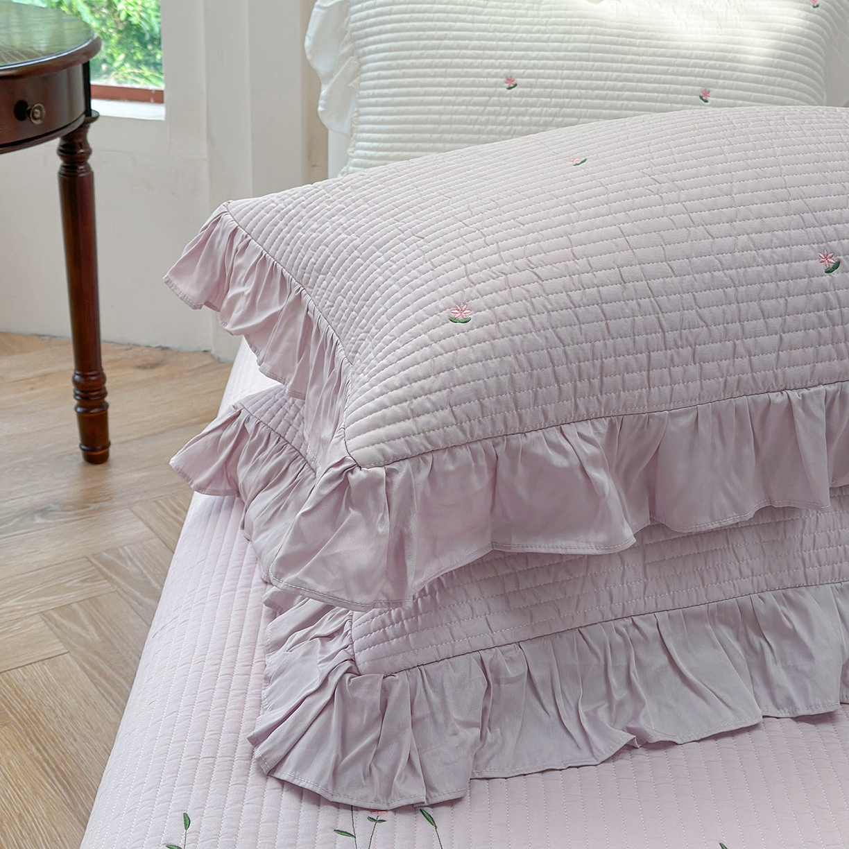 91家纺网 家纺一手货源 找家纺 琳可家居 2025新款100%再生纤维素纤维刺绣款花边床盖-田园花憩 田园花憩-紫