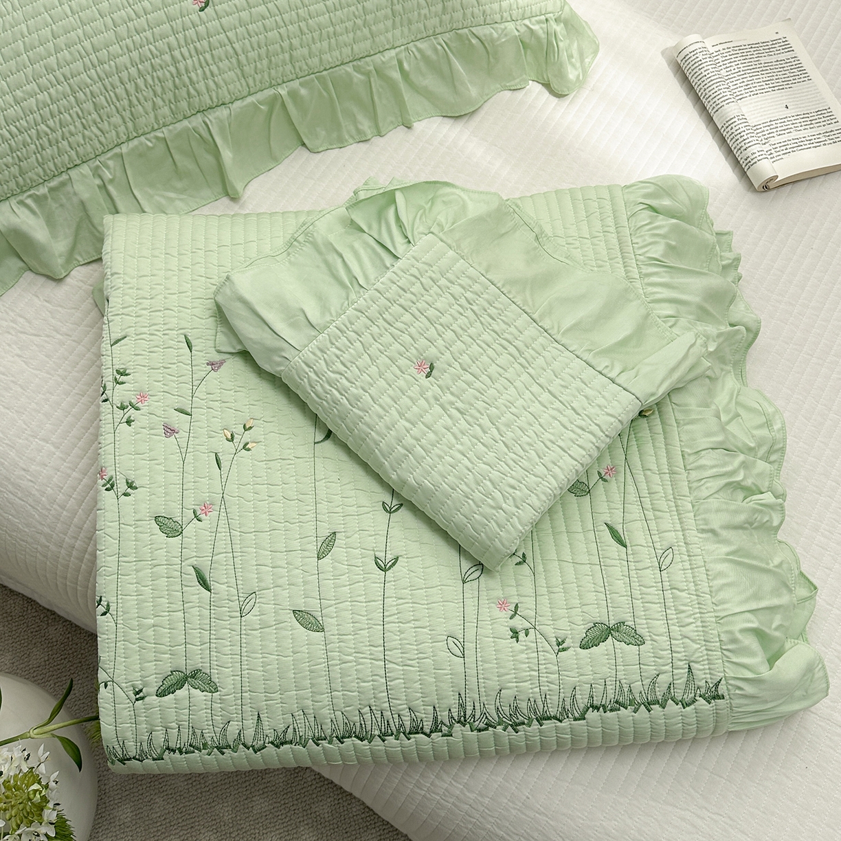 91家纺网 家纺一手货源 找家纺 琳可家居 2025新款100%再生纤维素纤维刺绣款花边床盖-田园花憩 田园花憩-绿