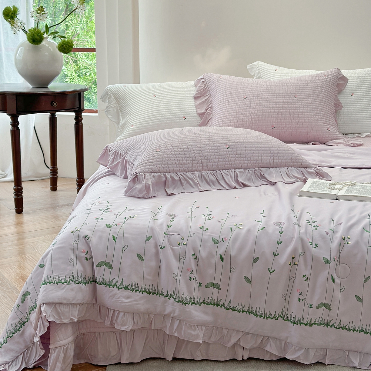 91家纺网 家纺一手货源 找家纺 琳可家居 2025新款100%再生纤维素纤维刺绣款花边床盖-田园花憩 田园花憩-紫