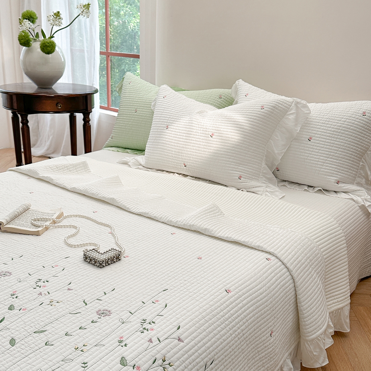 91家纺网 家纺一手货源 找家纺 琳可家居 2025新款100%再生纤维素纤维刺绣款花边床盖-田园花憩 田园花憩-白