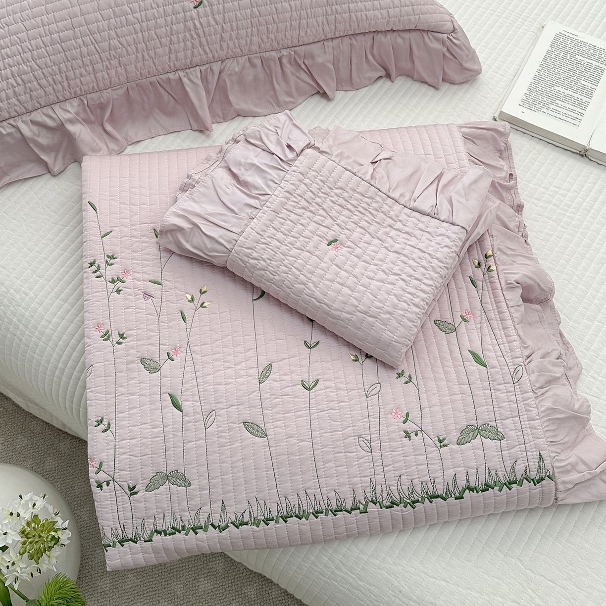 91家纺网 家纺一手货源 找家纺 琳可家居 2025新款100%再生纤维素纤维刺绣款花边床盖-田园花憩 田园花憩-紫