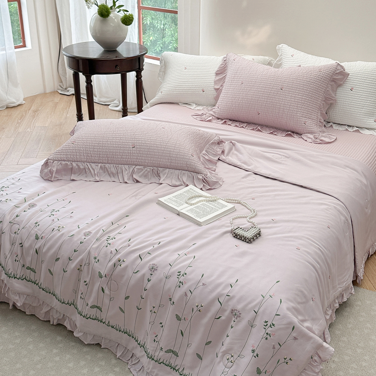 91家纺网 家纺一手货源 找家纺 琳可家居 2025新款100%再生纤维素纤维刺绣款花边床盖-田园花憩 田园花憩-紫