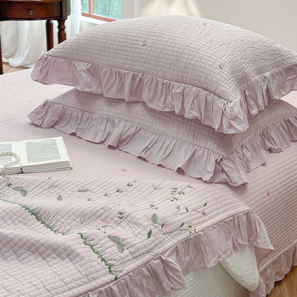 91家纺网 家纺一手货源 找家纺 琳可家居 2025新款100%再生纤维素纤维刺绣款花边床盖-田园花憩 田园花憩-紫