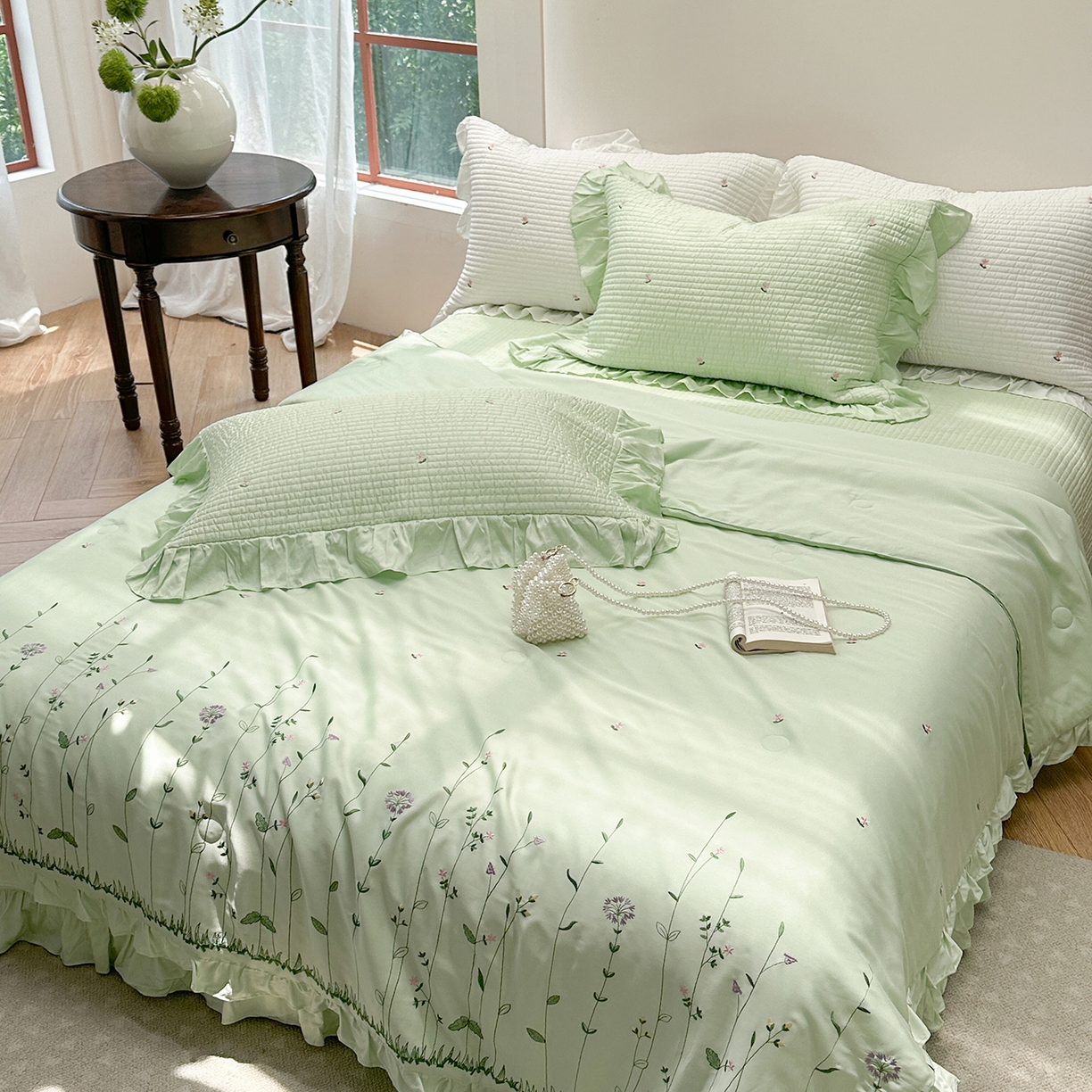 91家纺网 家纺一手货源 找家纺 琳可家居 2025新款100%再生纤维素纤维刺绣款花边床盖-田园花憩 田园花憩-绿