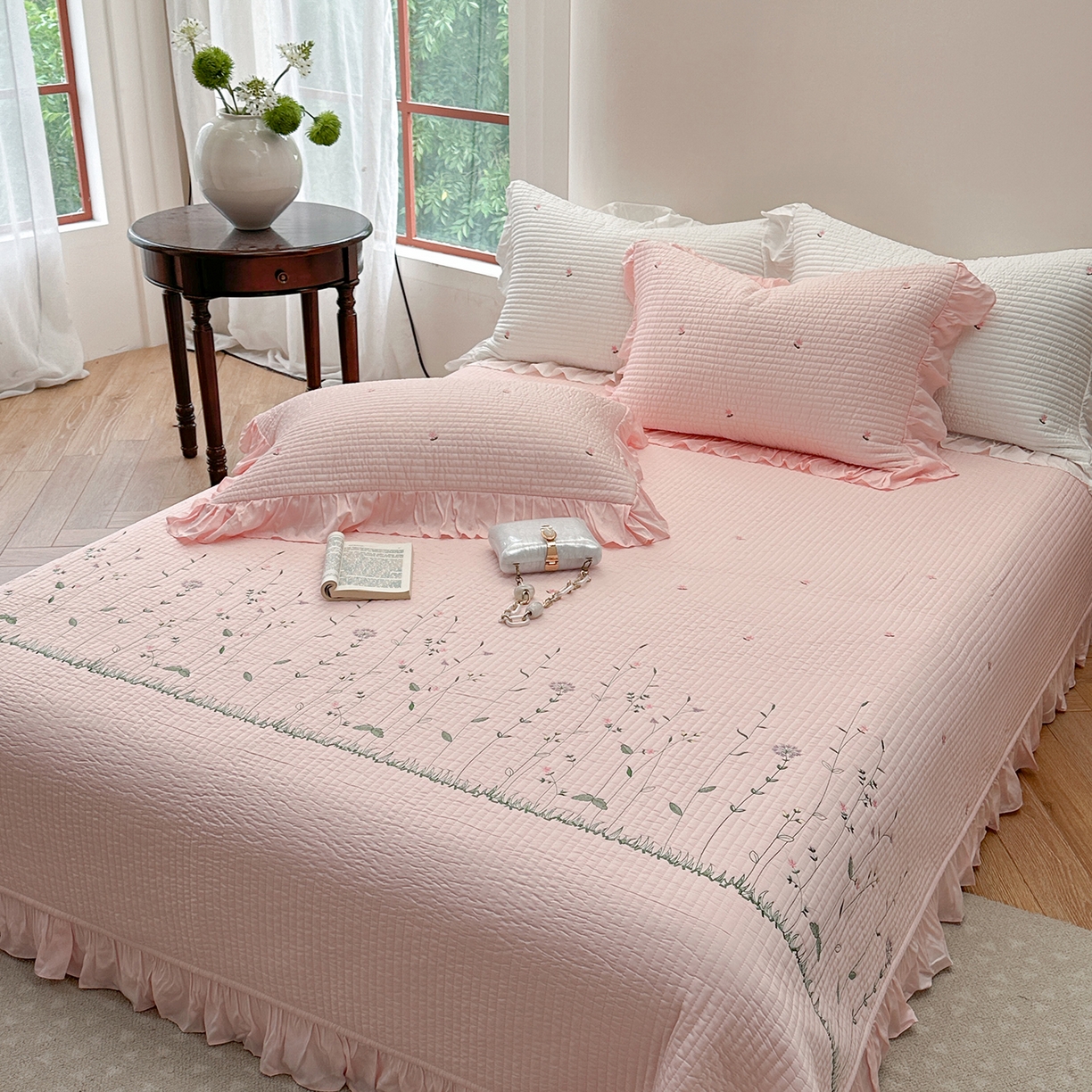 91家纺网 家纺一手货源 找家纺 琳可家居 2025新款100%再生纤维素纤维刺绣款花边床盖-田园花憩 田园花憩-粉