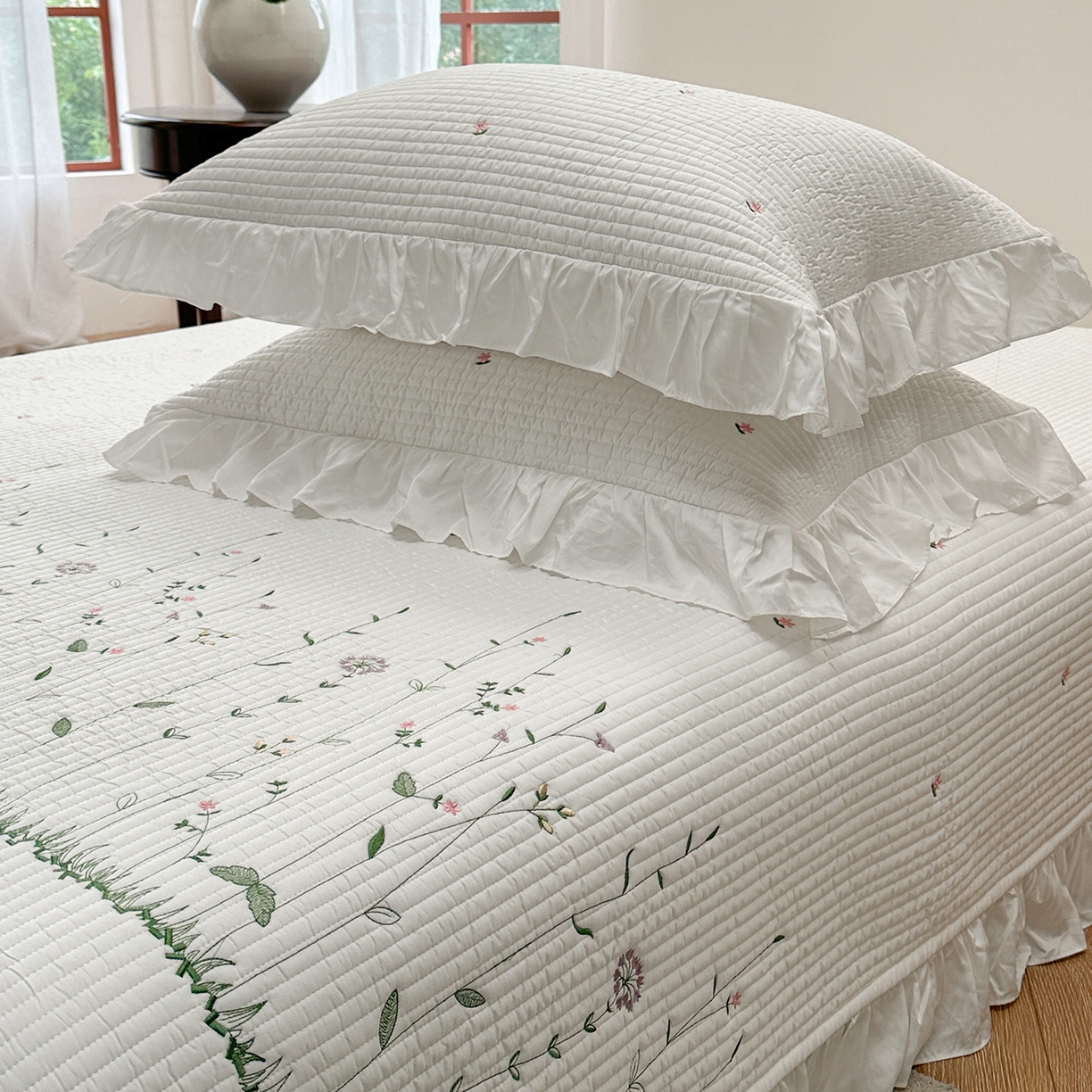 91家纺网 家纺一手货源 找家纺 琳可家居 2025新款100%再生纤维素纤维刺绣款花边床盖-田园花憩 田园花憩-白