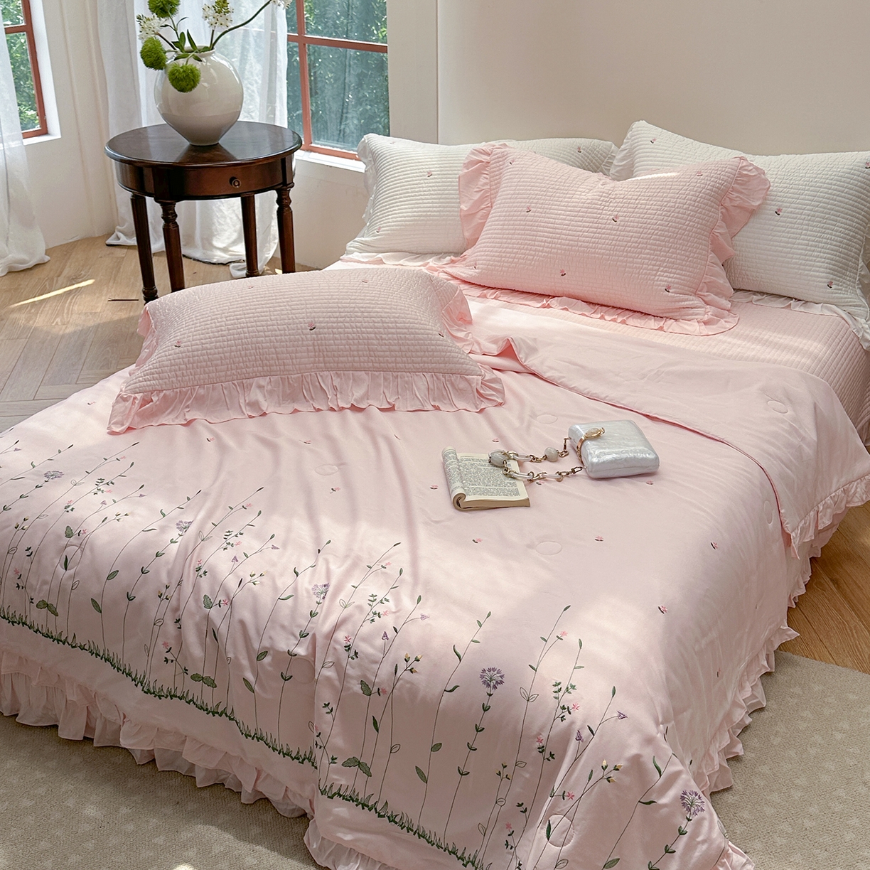 91家纺网 家纺一手货源 找家纺 琳可家居 2025新款100%再生纤维素纤维刺绣款花边床盖-田园花憩 田园花憩-粉