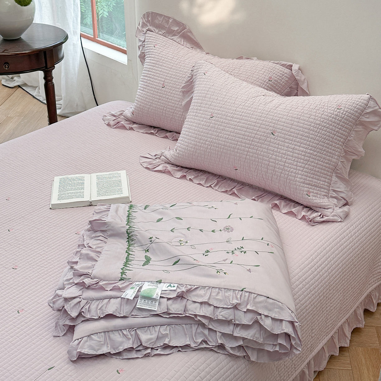 91家纺网 家纺一手货源 找家纺 琳可家居 2025新款100%再生纤维素纤维刺绣款花边床盖-田园花憩 田园花憩-紫