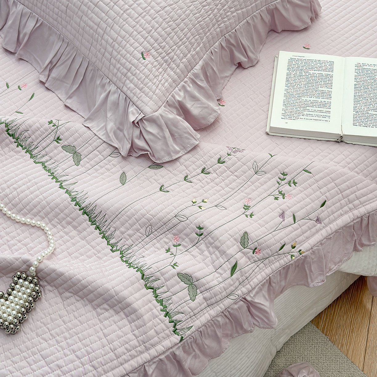 91家纺网 家纺一手货源 找家纺 琳可家居 2025新款100%再生纤维素纤维刺绣款花边床盖-田园花憩 田园花憩-紫