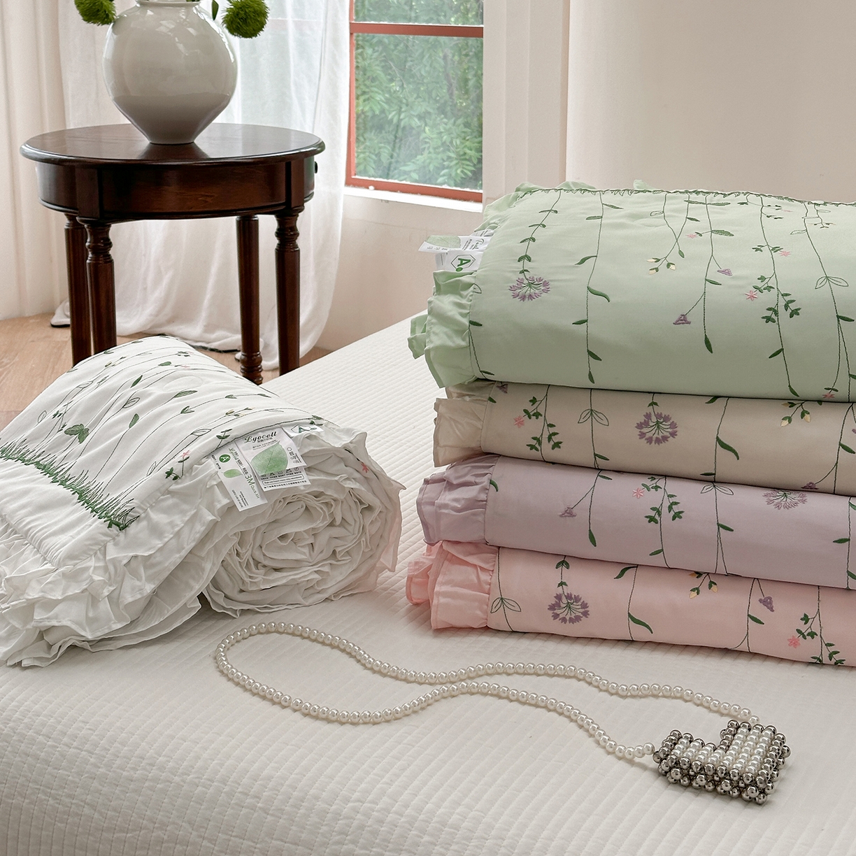 91家纺网 家纺一手货源 找家纺 琳可家居 2025新款100%再生纤维素纤维刺绣款花边床盖-田园花憩 组合图（仅展示）