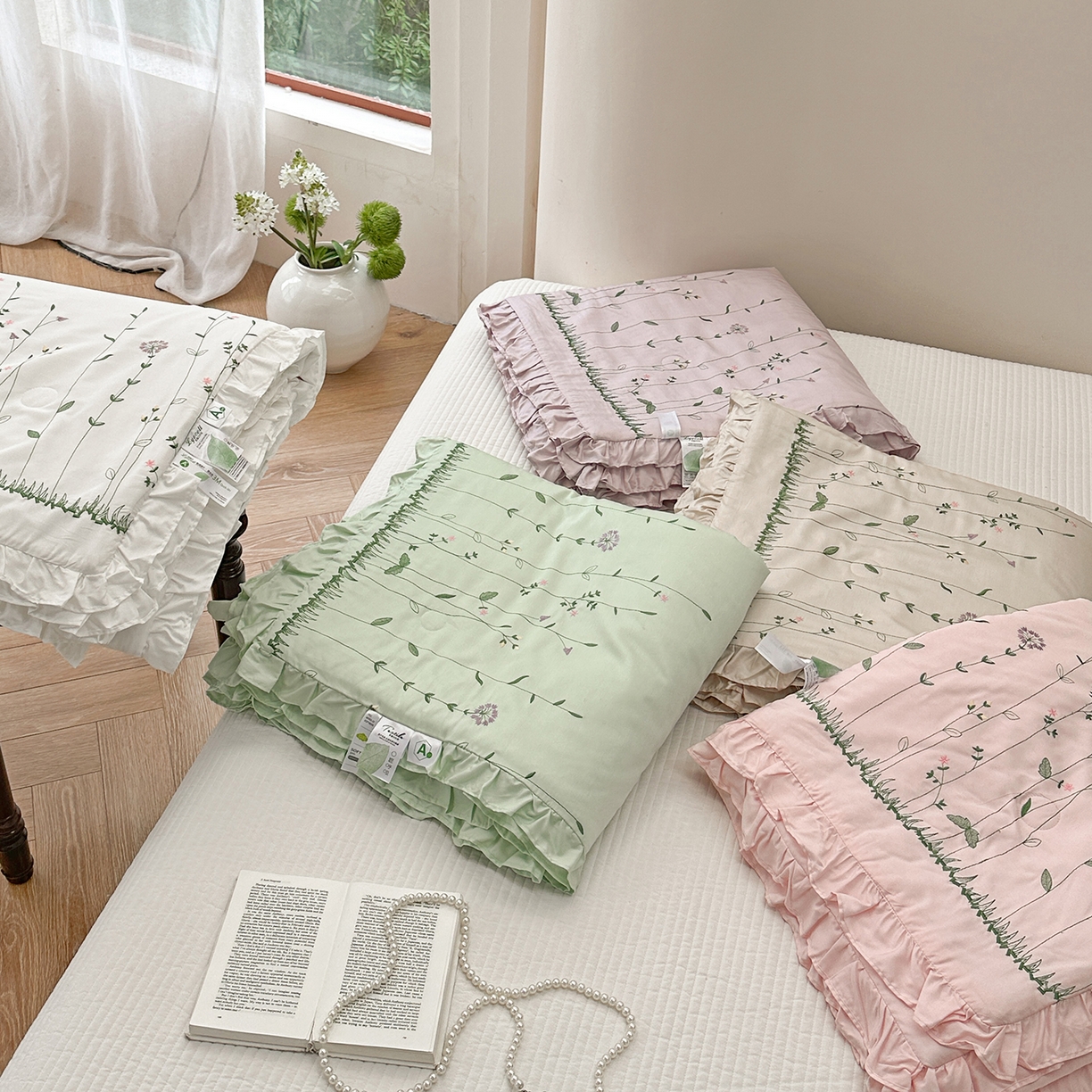 91家纺网 家纺一手货源 找家纺 琳可家居 2025新款100%再生纤维素纤维刺绣款花边床盖-田园花憩 组合图（仅展示）