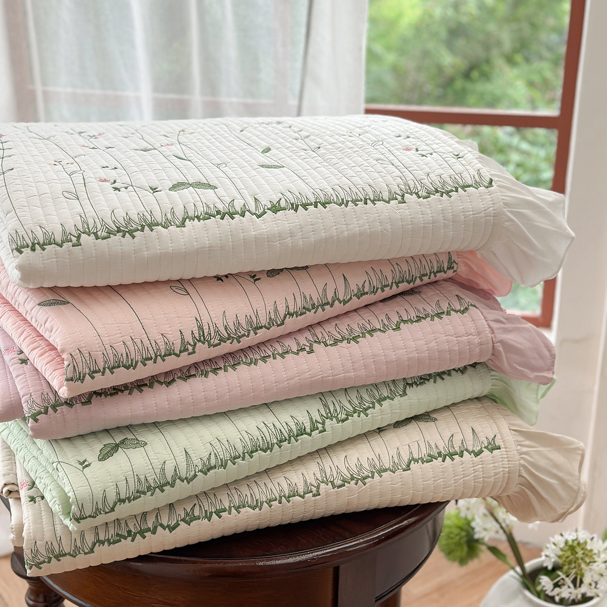 91家纺网 家纺一手货源 找家纺 琳可家居 2025新款100%再生纤维素纤维刺绣款花边床盖-田园花憩 组合图（仅展示）