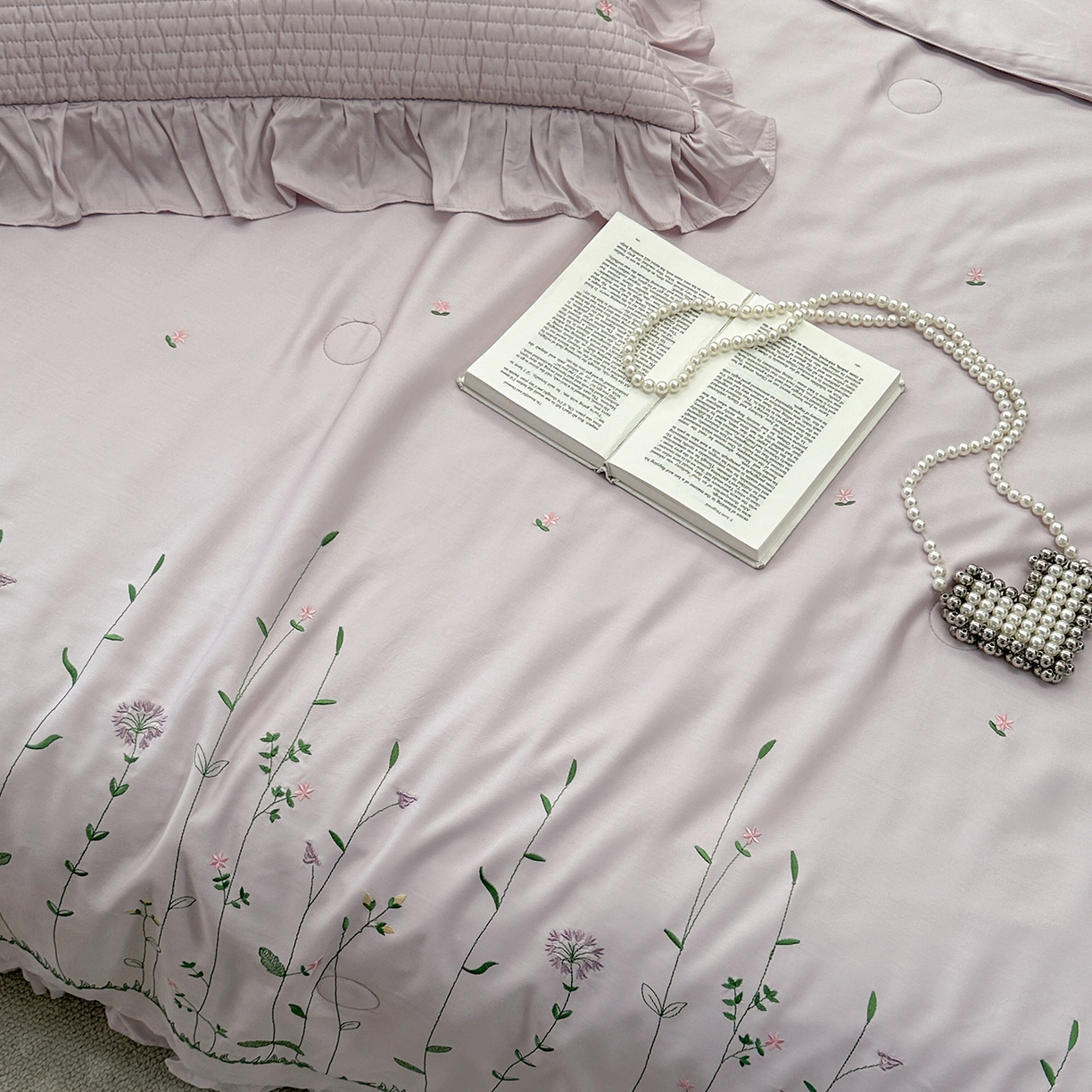 91家纺网 家纺一手货源 找家纺 琳可家居 2025新款100%再生纤维素纤维刺绣款花边床盖-田园花憩 田园花憩-紫