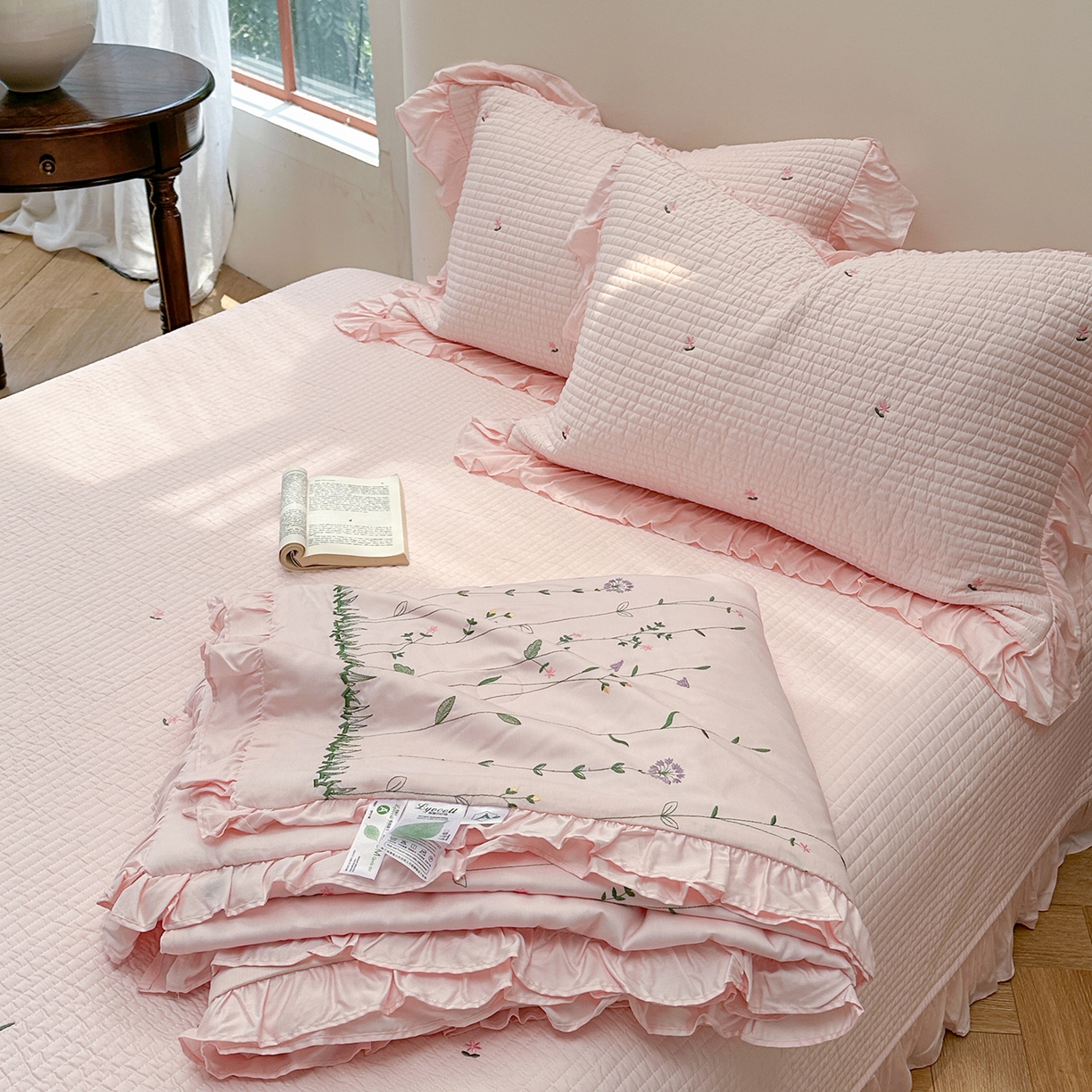 91家纺网 家纺一手货源 找家纺 琳可家居 2025新款100%再生纤维素纤维刺绣款花边床盖-田园花憩 田园花憩-粉