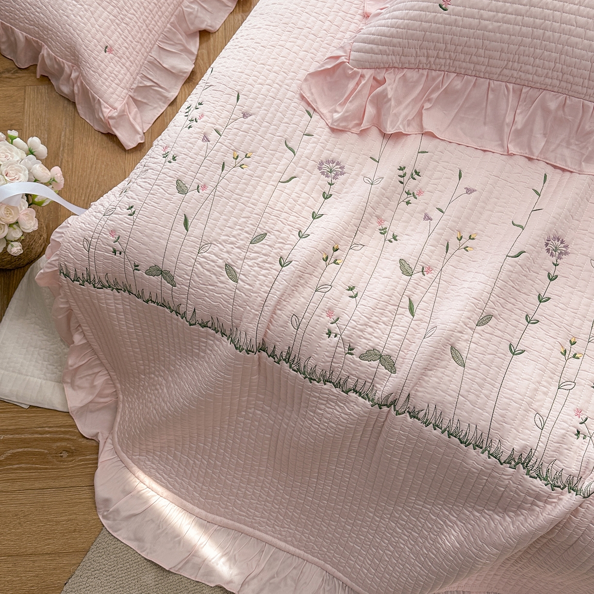 91家纺网 家纺一手货源 找家纺 琳可家居 2025新款100%再生纤维素纤维刺绣款花边床盖-田园花憩 田园花憩-粉