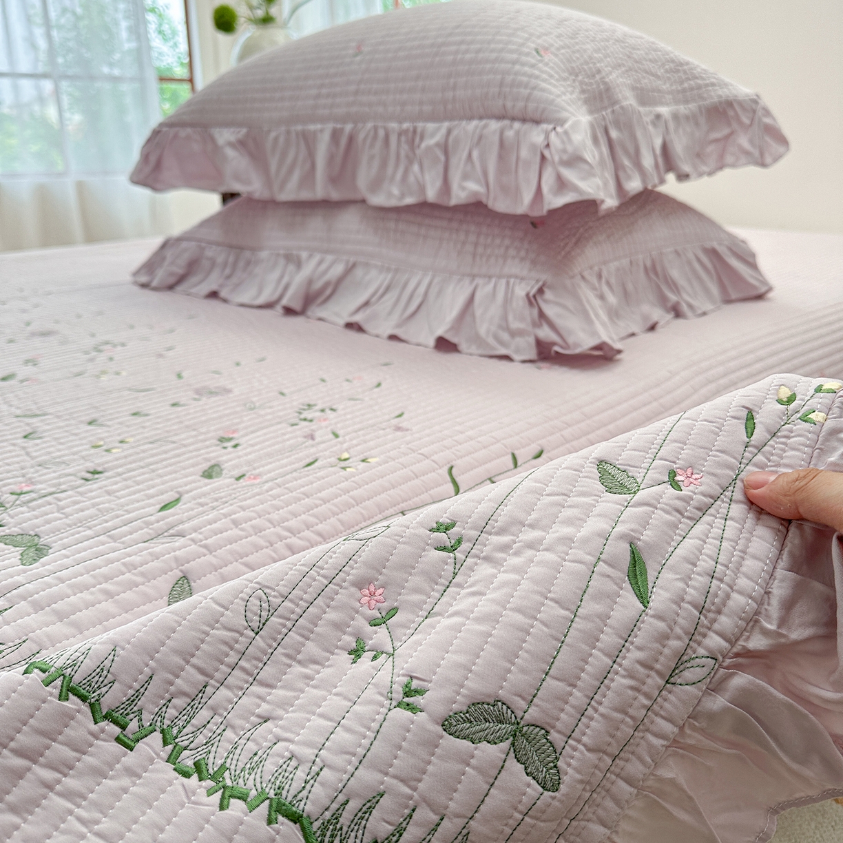 91家纺网 家纺一手货源 找家纺 琳可家居 2025新款100%再生纤维素纤维刺绣款花边床盖-田园花憩 田园花憩-紫