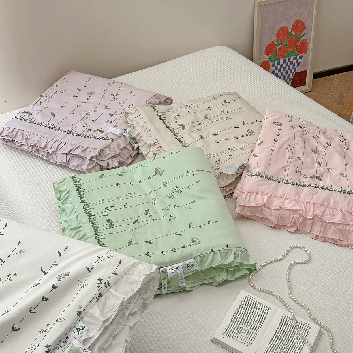 91家纺网 家纺一手货源 找家纺 琳可家居 2025新款100%再生纤维素纤维刺绣款花边床盖-田园花憩 组合图（仅展示）