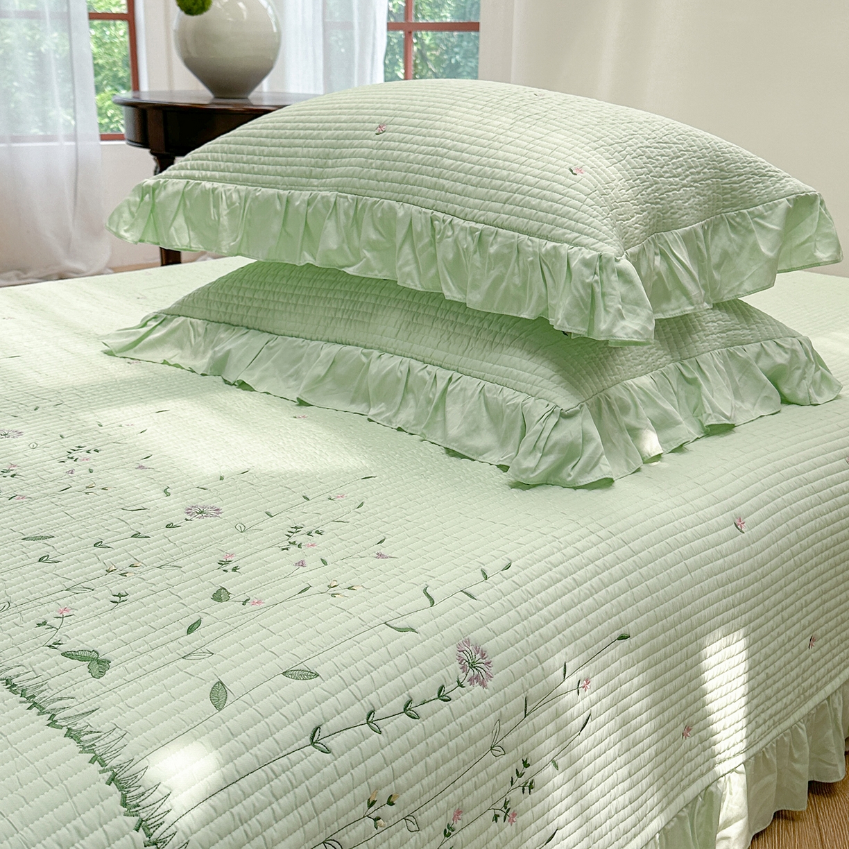 91家纺网 家纺一手货源 找家纺 琳可家居 2025新款100%再生纤维素纤维刺绣款花边床盖-田园花憩 田园花憩-绿