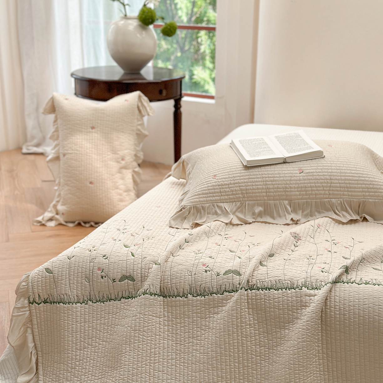 91家纺网 家纺一手货源 找家纺 琳可家居 2025新款100%再生纤维素纤维刺绣款花边床盖-田园花憩 田园花憩-棕
