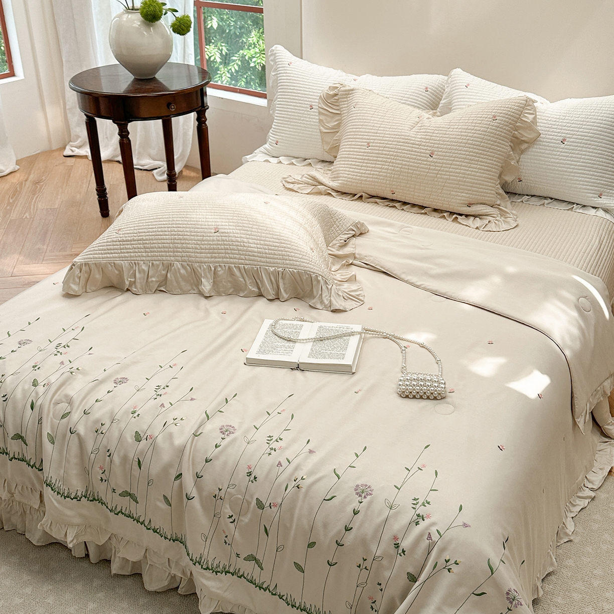 91家纺网 家纺一手货源 找家纺 琳可家居 2025新款100%再生纤维素纤维刺绣款花边床盖-田园花憩 田园花憩-棕