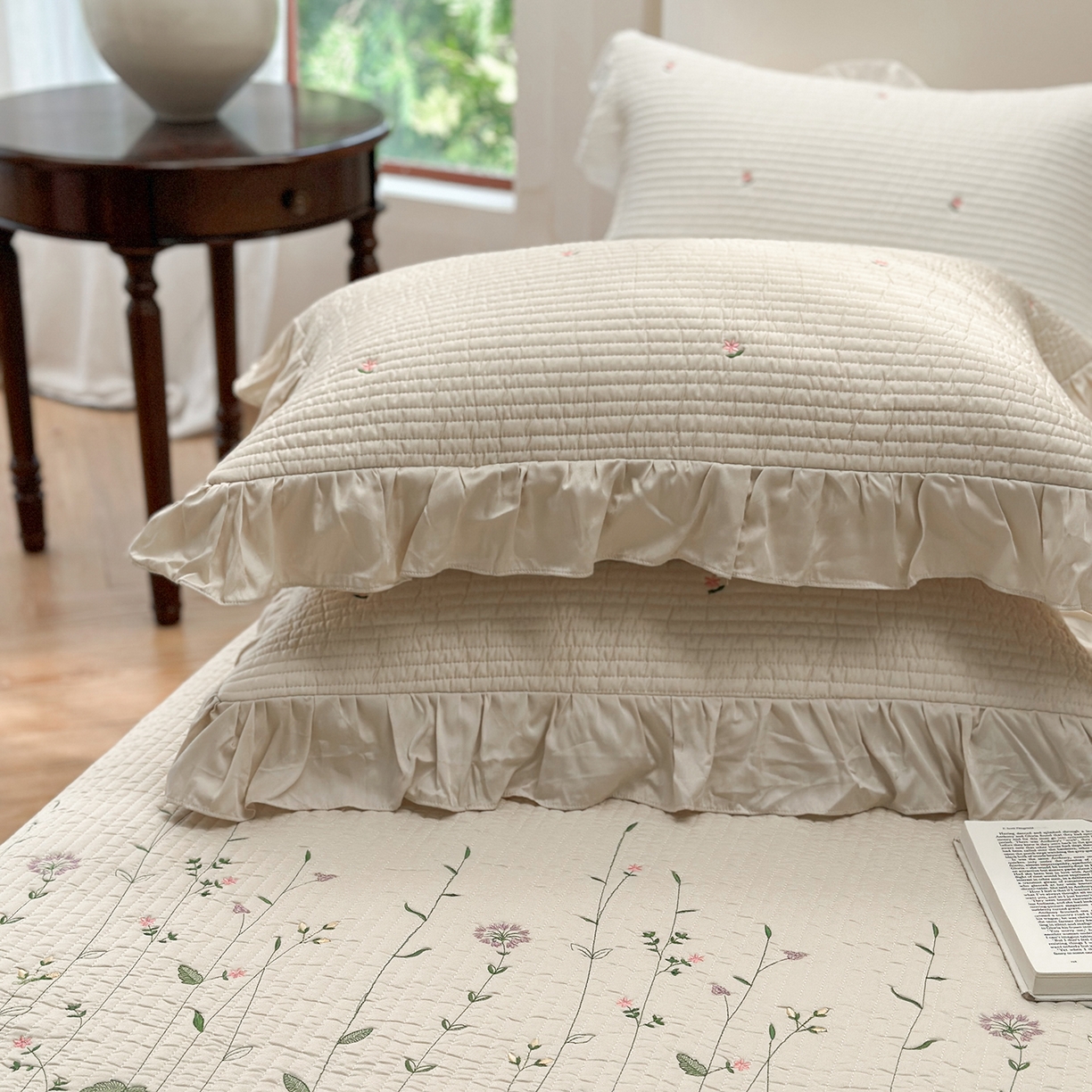 91家纺网 家纺一手货源 找家纺 琳可家居 2025新款100%再生纤维素纤维刺绣款花边床盖-田园花憩 田园花憩-棕