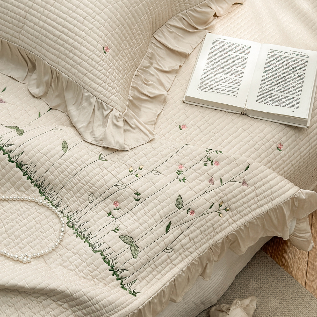 91家纺网 家纺一手货源 找家纺 琳可家居 2025新款100%再生纤维素纤维刺绣款花边床盖-田园花憩 田园花憩-棕