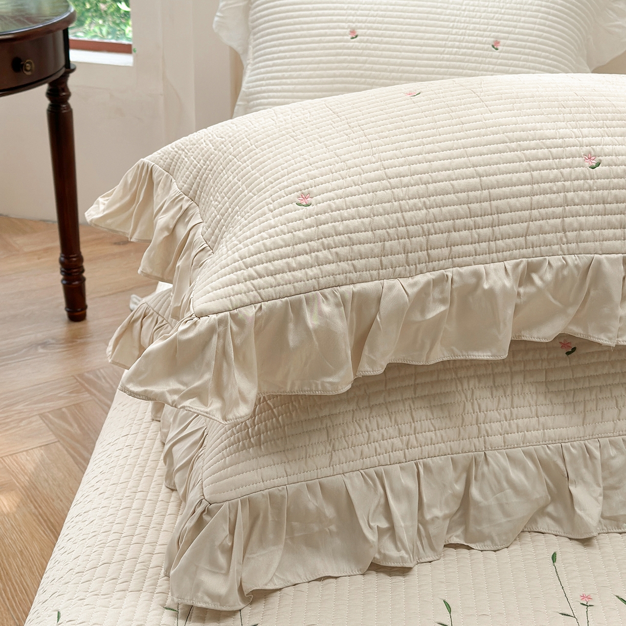 91家纺网 家纺一手货源 找家纺 琳可家居 2025新款100%再生纤维素纤维刺绣款花边床盖-田园花憩 田园花憩-棕