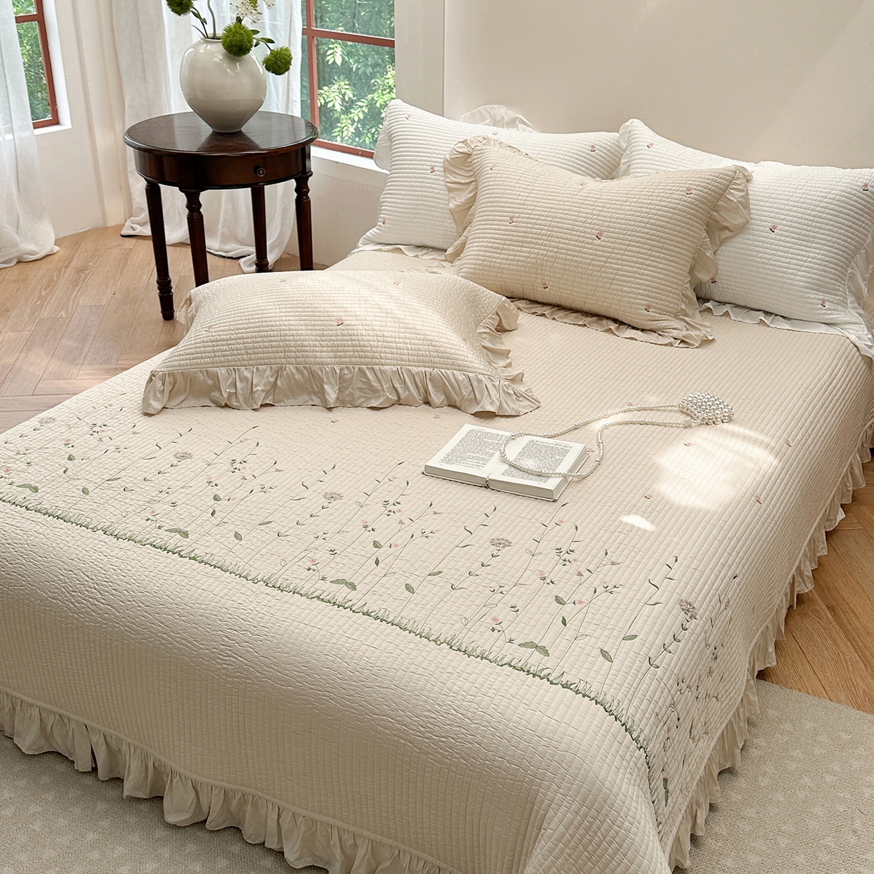 91家纺网 家纺一手货源 找家纺 琳可家居 2025新款100%再生纤维素纤维刺绣款花边床盖-田园花憩 田园花憩-棕