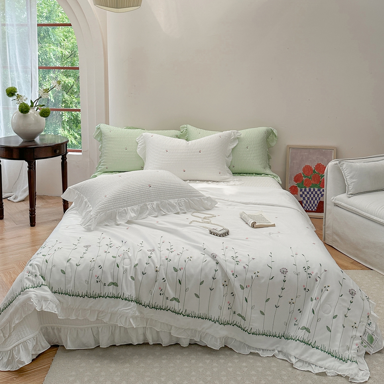 91家纺网 家纺一手货源 找家纺 琳可家居 2025新款100%再生纤维素纤维刺绣款花边床盖-田园花憩 田园花憩-白