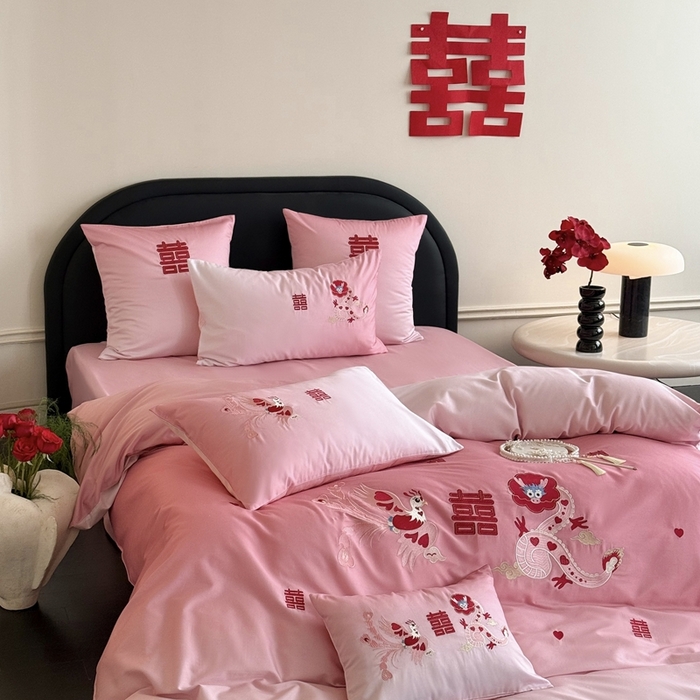 91家纺网 家纺一手货源 找家纺 江涞 2025新款长绒棉数码印花刺绣四件套--小美满 小美满-粉