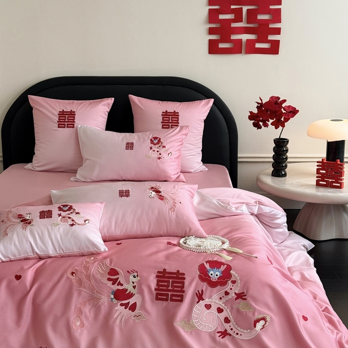 91家纺网 家纺一手货源 找家纺 江涞 2025新款长绒棉数码印花刺绣四件套--小美满 小美满-粉