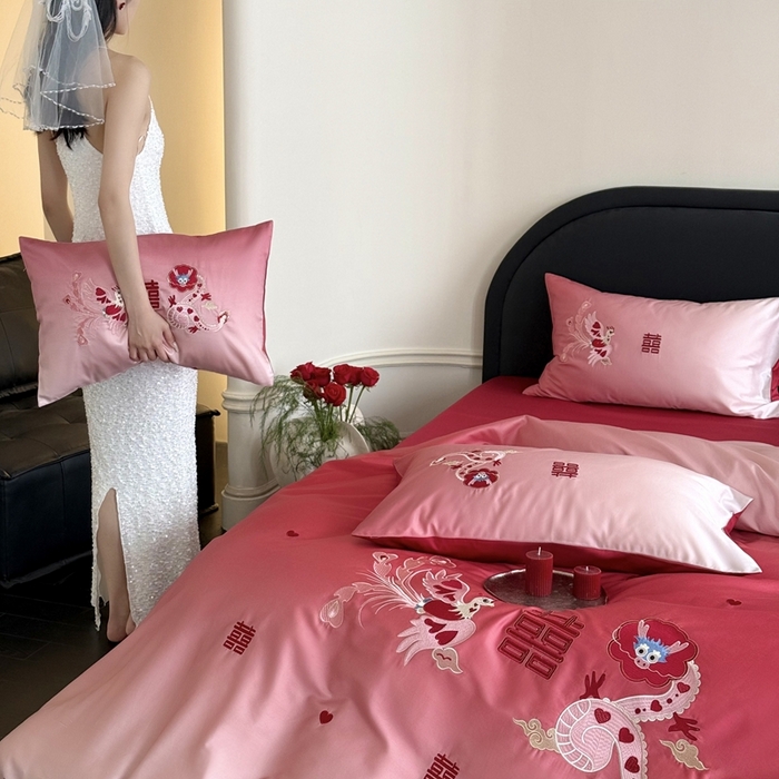 91家纺网 家纺一手货源 找家纺 江涞 2025新款长绒棉数码印花刺绣四件套--小美满 小美满-红