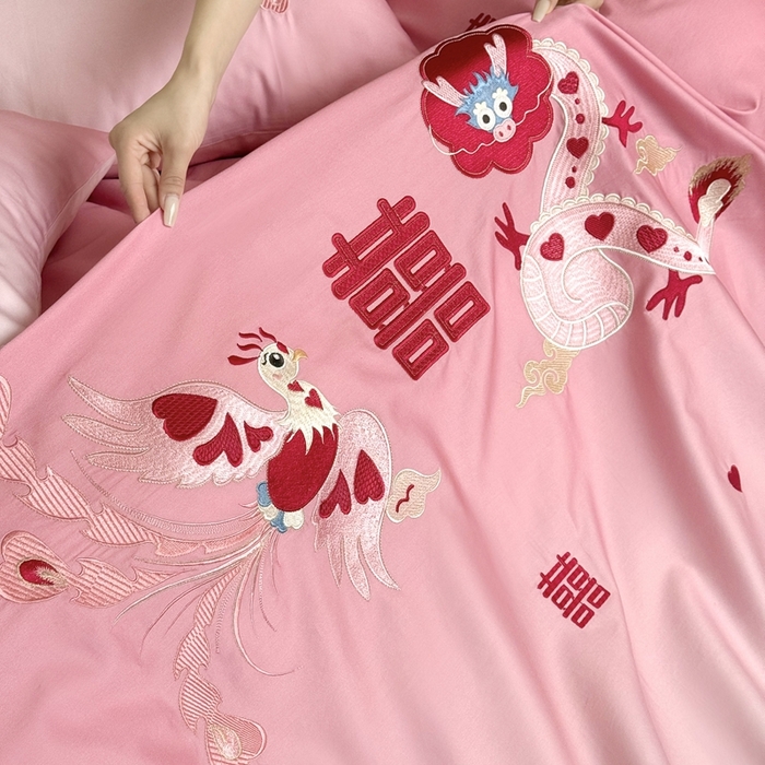 91家纺网 家纺一手货源 找家纺 江涞 2025新款长绒棉数码印花刺绣四件套--小美满 小美满-粉