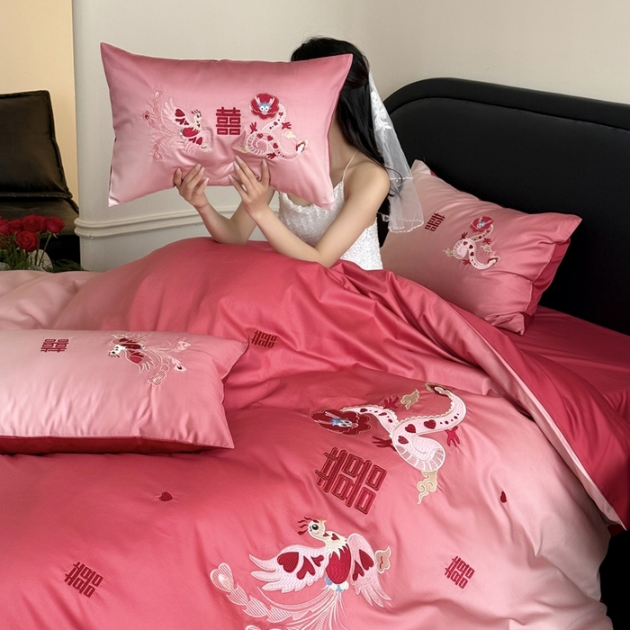 91家纺网 家纺一手货源 找家纺 江涞 2025新款长绒棉数码印花刺绣四件套--小美满 小美满-红