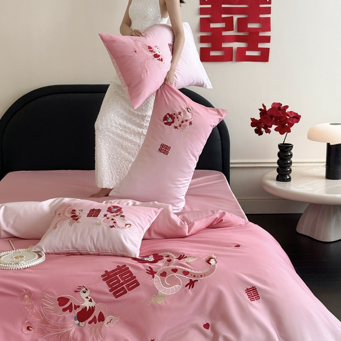 91家纺网 家纺一手货源 找家纺 江涞 2025新款长绒棉数码印花刺绣四件套--小美满 小美满-粉