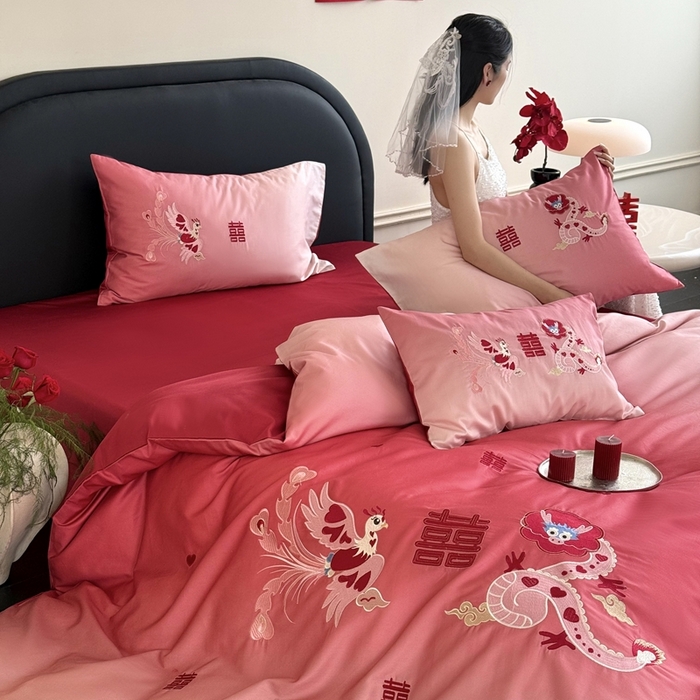 91家纺网 家纺一手货源 找家纺 江涞 2025新款长绒棉数码印花刺绣四件套--小美满 小美满-红