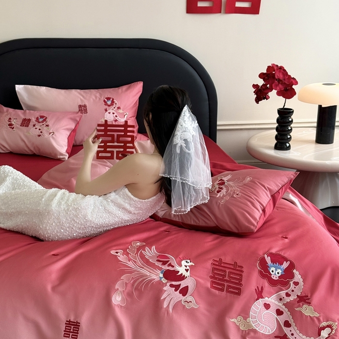 91家纺网 家纺一手货源 找家纺 江涞 2025新款长绒棉数码印花刺绣四件套--小美满 小美满-红