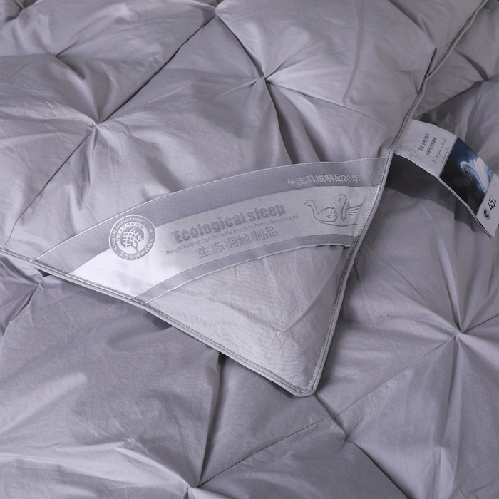 91家纺网 家纺一手货源 找家纺 四川牛皮席 2025新款温暖轻盈东北95白鹅绒被扭花款 200*230-6斤 灰色