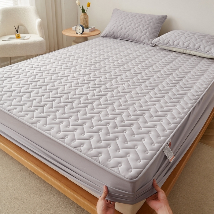 91家纺网 家纺一手货源 找家纺 蕾诺家纺 2025新款纯棉全包裹床罩防滑防尘夹棉床笠 波浪纹浅灰