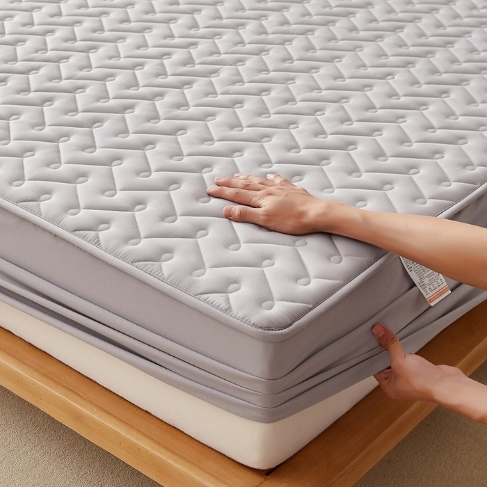 91家纺网 家纺一手货源 找家纺 蕾诺家纺 2025新款纯棉全包裹床罩防滑防尘夹棉床笠 波浪纹浅灰