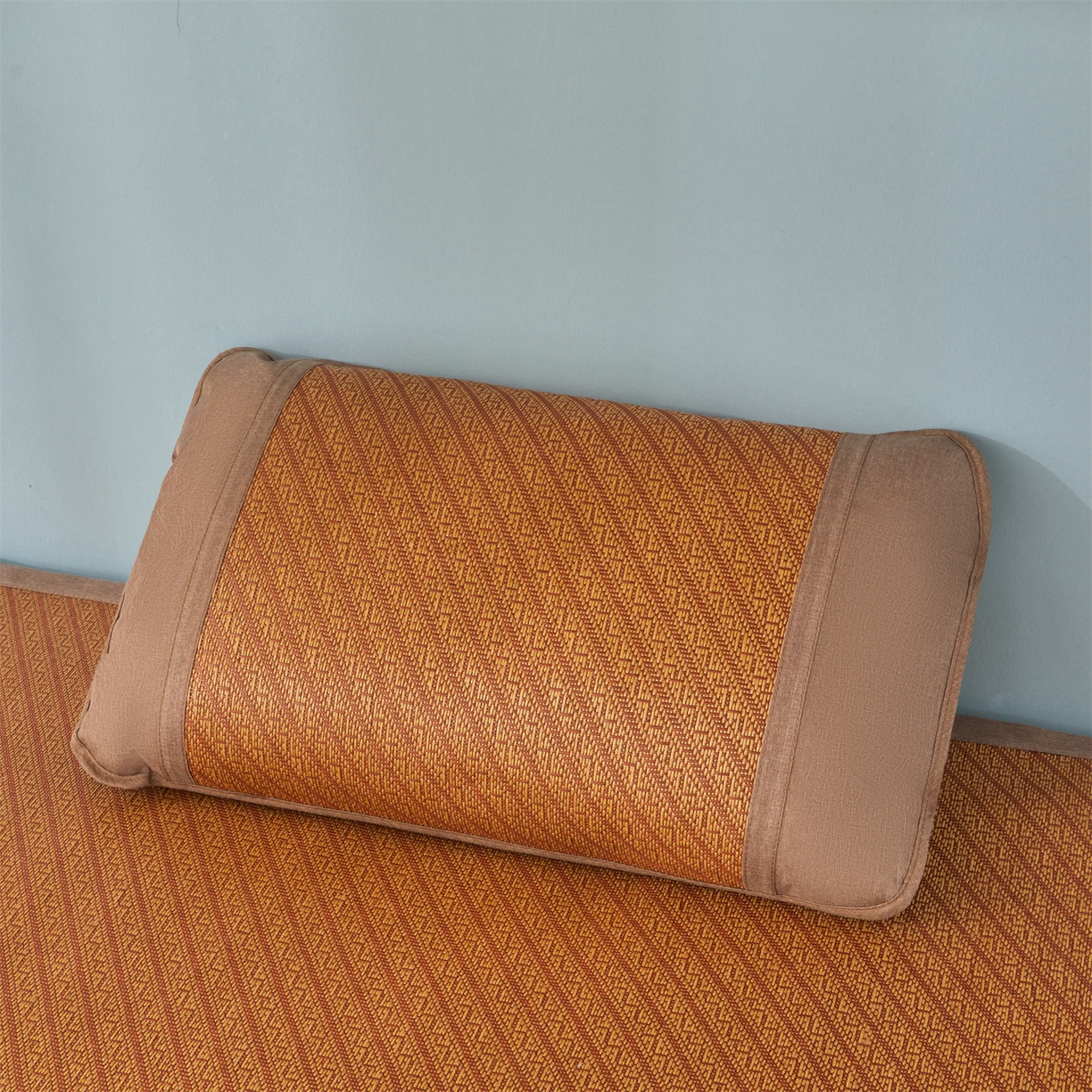 91家纺网 家纺一手货源 找家纺 绒艺席业 2025新款学生宿舍凉感藤席 游泳小企鹅-斜条纹