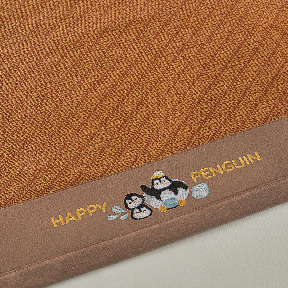 91家纺网 家纺一手货源 找家纺 绒艺席业 2025新款学生宿舍凉感藤席 游泳小企鹅-斜条纹