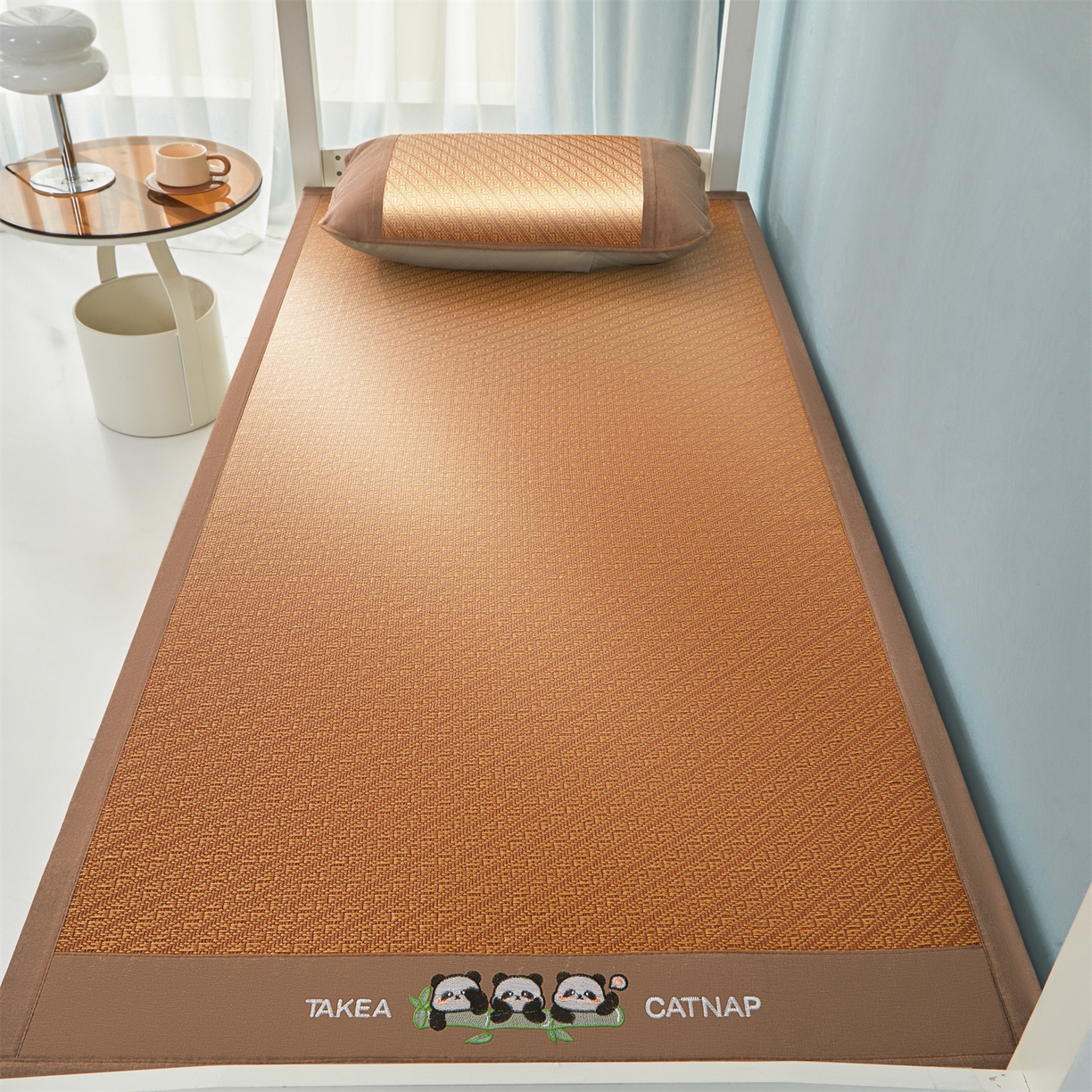 91家纺网 家纺一手货源 找家纺 绒艺席业 2025新款学生宿舍凉感藤席 萌萌熊猫-斜条纹