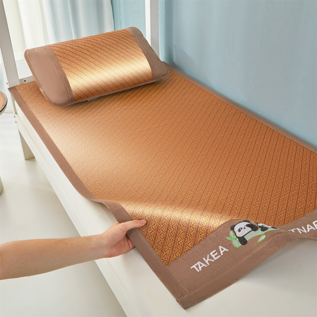 91家纺网 家纺一手货源 找家纺 绒艺席业 2025新款学生宿舍凉感藤席 萌萌熊猫-斜条纹