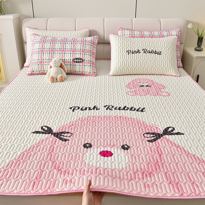 91家纺网 家纺一手货源 找家纺 炫拼家纺 2025新款凉感丝大版乳胶凉席三件套 哈尼小兔