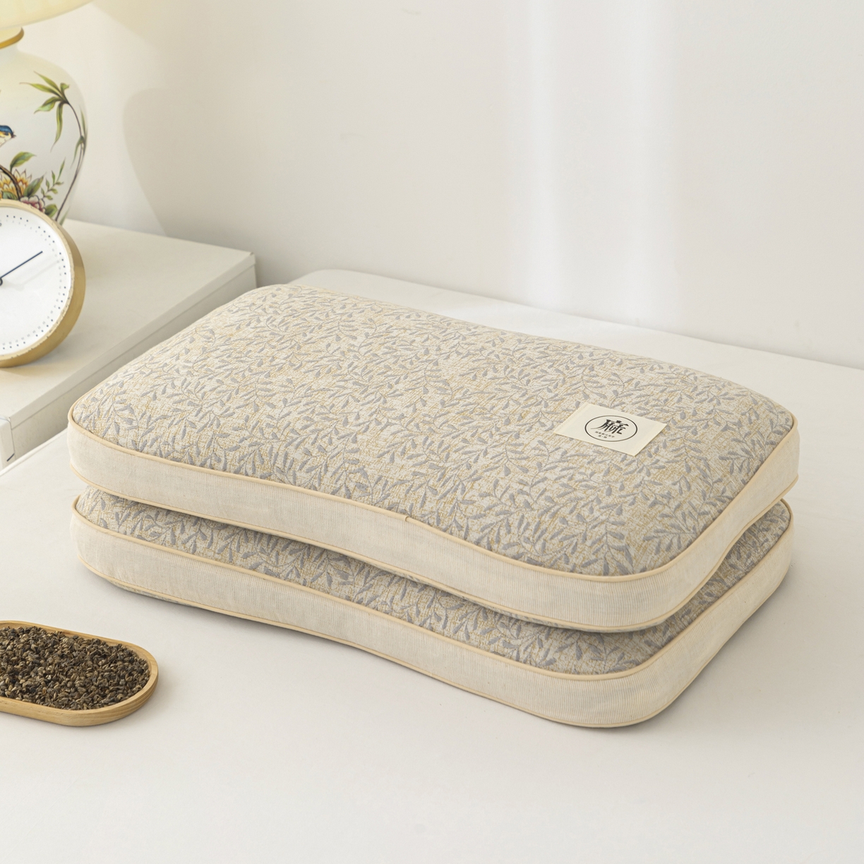 91家纺网 家纺一手货源 找家纺 大熊枕芯 2025新款亚麻棉麻荞麦护颈枕全荞麦壳枕头枕芯 利休白茶