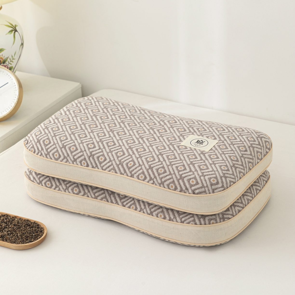 91家纺网 家纺一手货源 找家纺 大熊枕芯 2025新款亚麻棉麻荞麦护颈枕全荞麦壳枕头枕芯 胡桃染